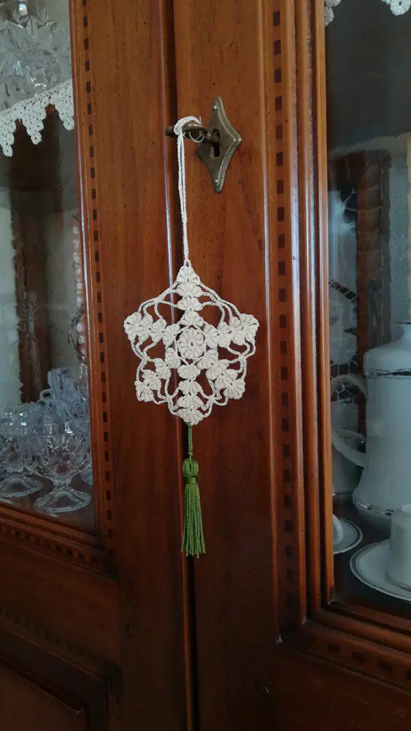 donna-cosmaria-portachiave-artigianale-maglia-riccia-verde